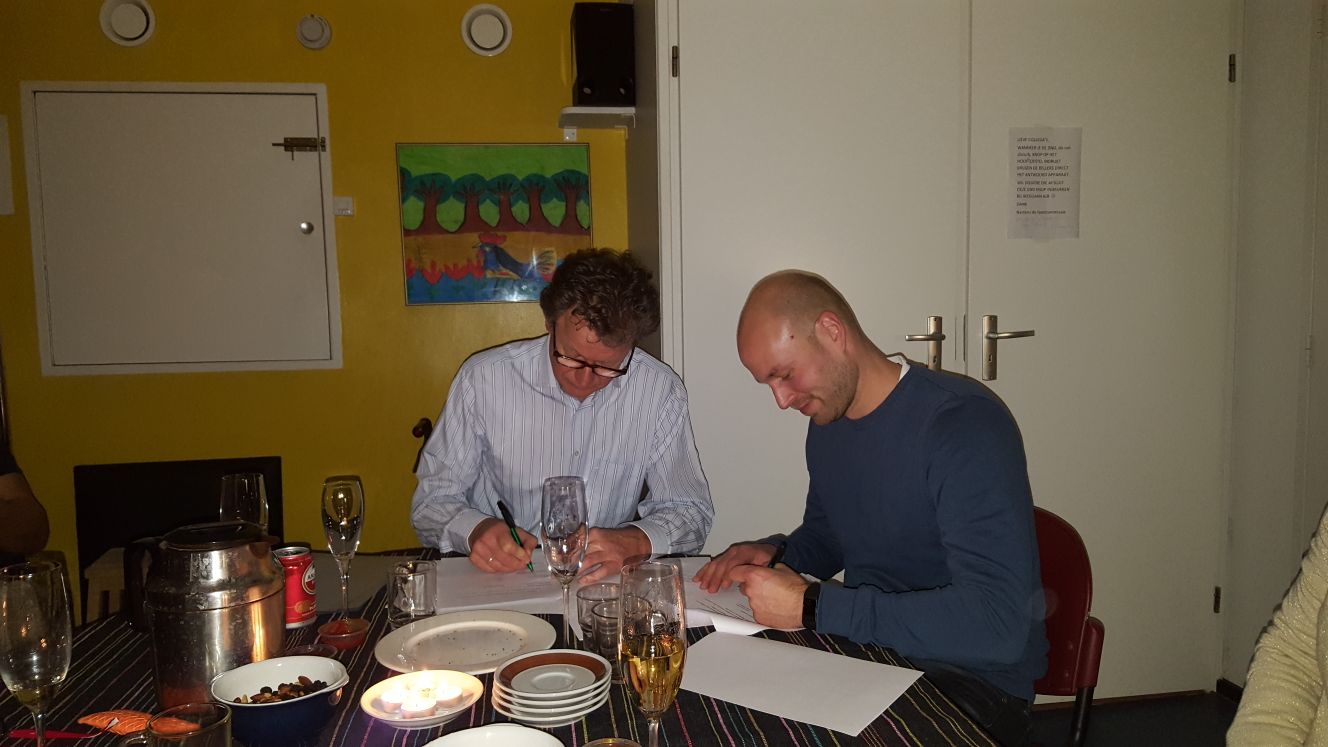 Ruud en Rik ondertekenen het overnamecontract op 22 12 2017